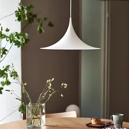 Minimalistisk pendellampa i metall med nordisk design för matsal och vardagsrum