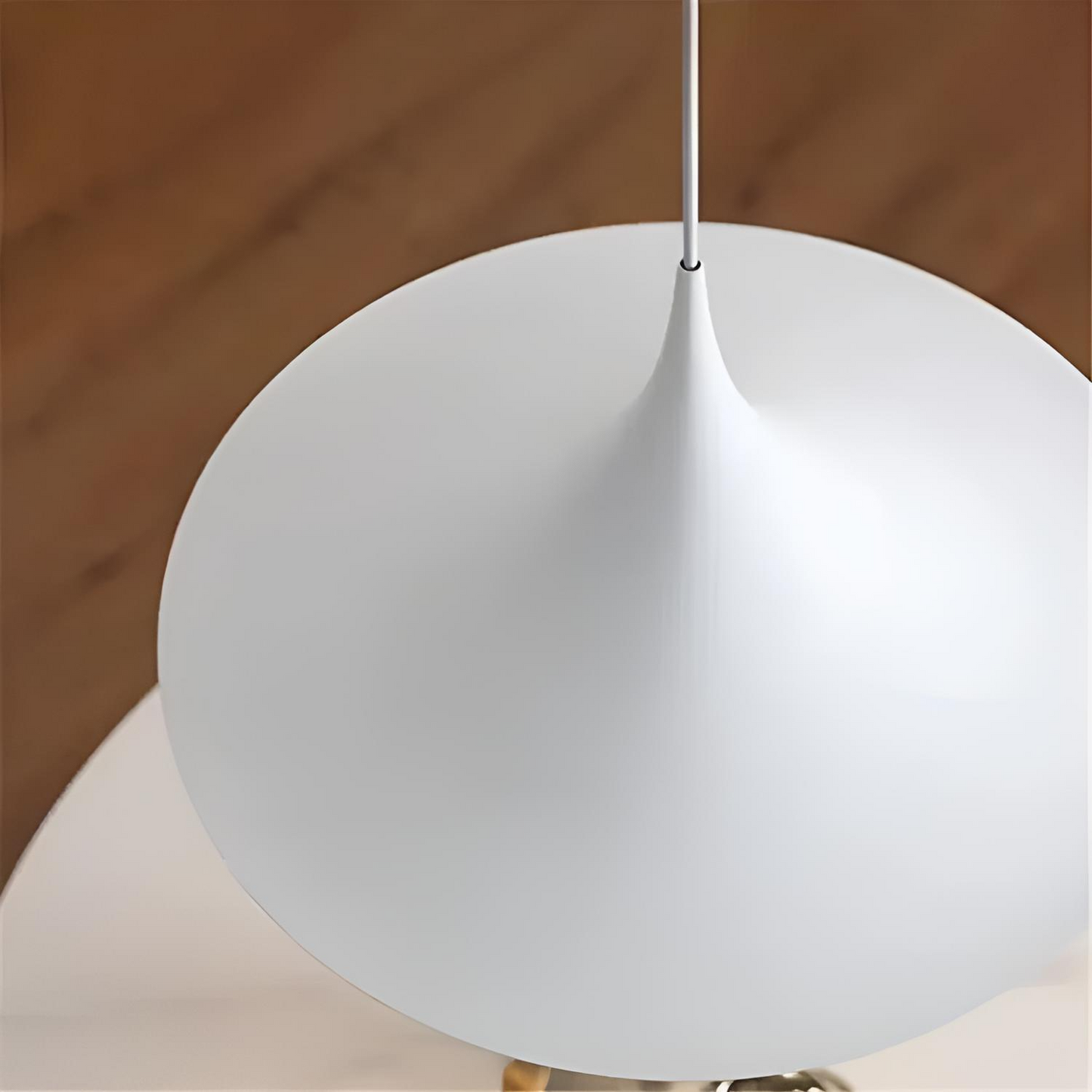 Minimalistisk pendellampa i metall med nordisk design för matsal och vardagsrum