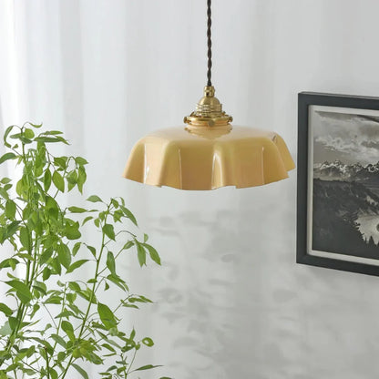 Retro pendellampa i glas och mässing med klassisk design för kök och matsal
