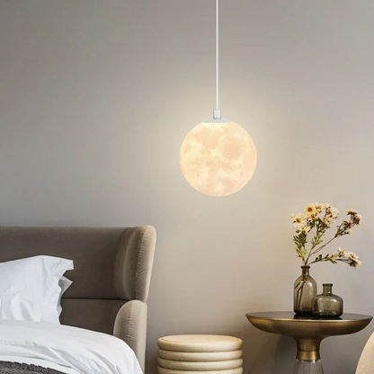 Måninspirerad pendellampa i glas med justerbar höjd och varm LED-belysning