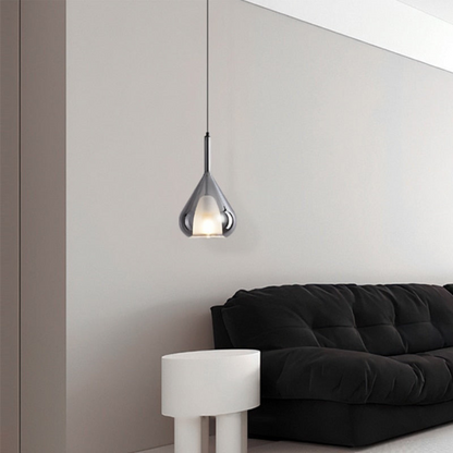 Modern glaspendel i vattendroppsdesign med LED och justerbar höjd