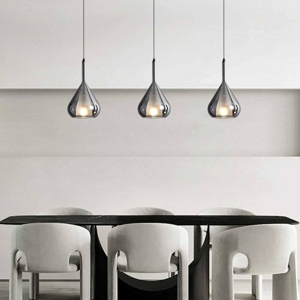 Modern glaspendel i vattendroppsdesign med LED och justerbar höjd