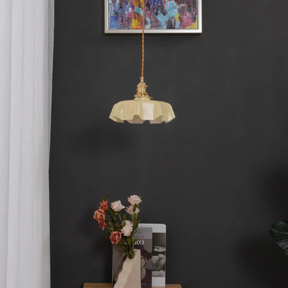 Retro pendellampa i glas och mässing med klassisk design för kök och matsal
