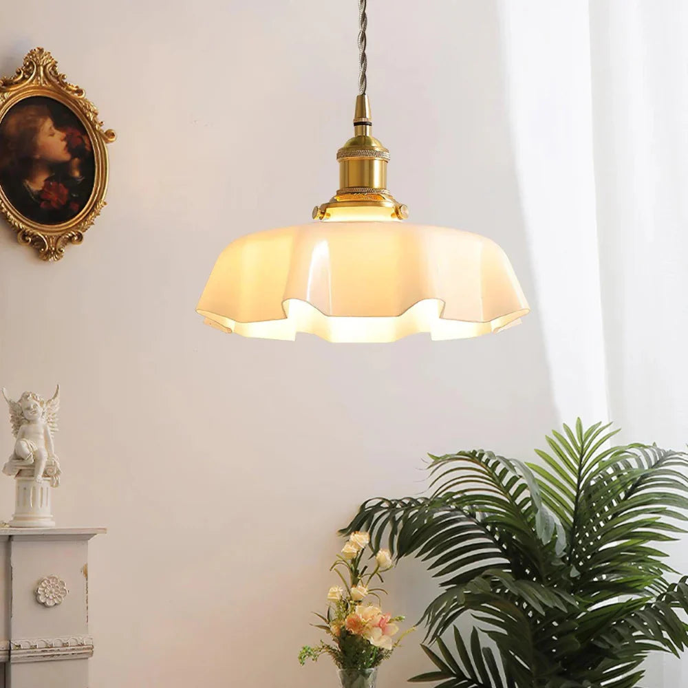Retro pendellampa i glas och mässing med klassisk design för kök och matsal