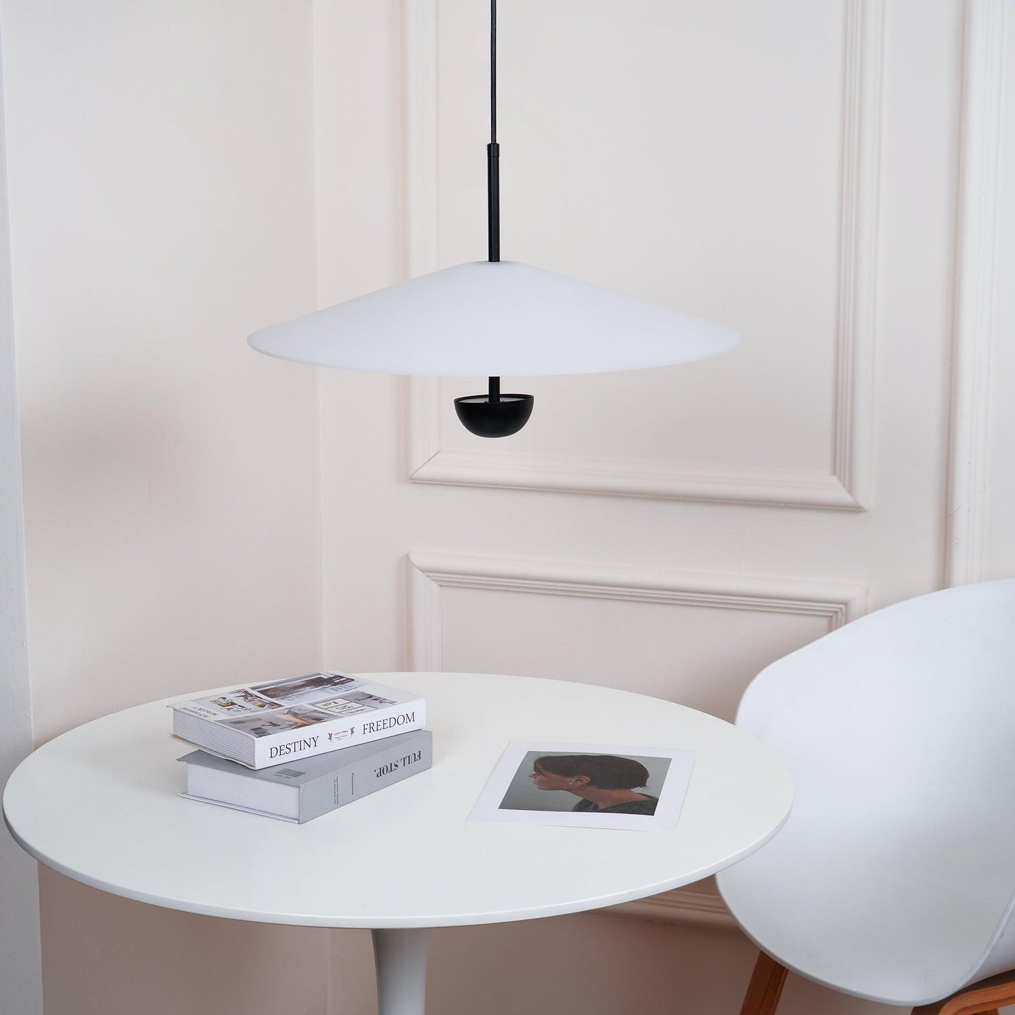 Modern vit pendellampa i minimalistisk design för kök och vardagsrum