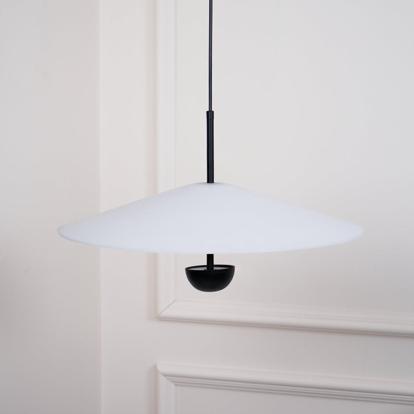 Modern vit pendellampa i minimalistisk design för kök och vardagsrum