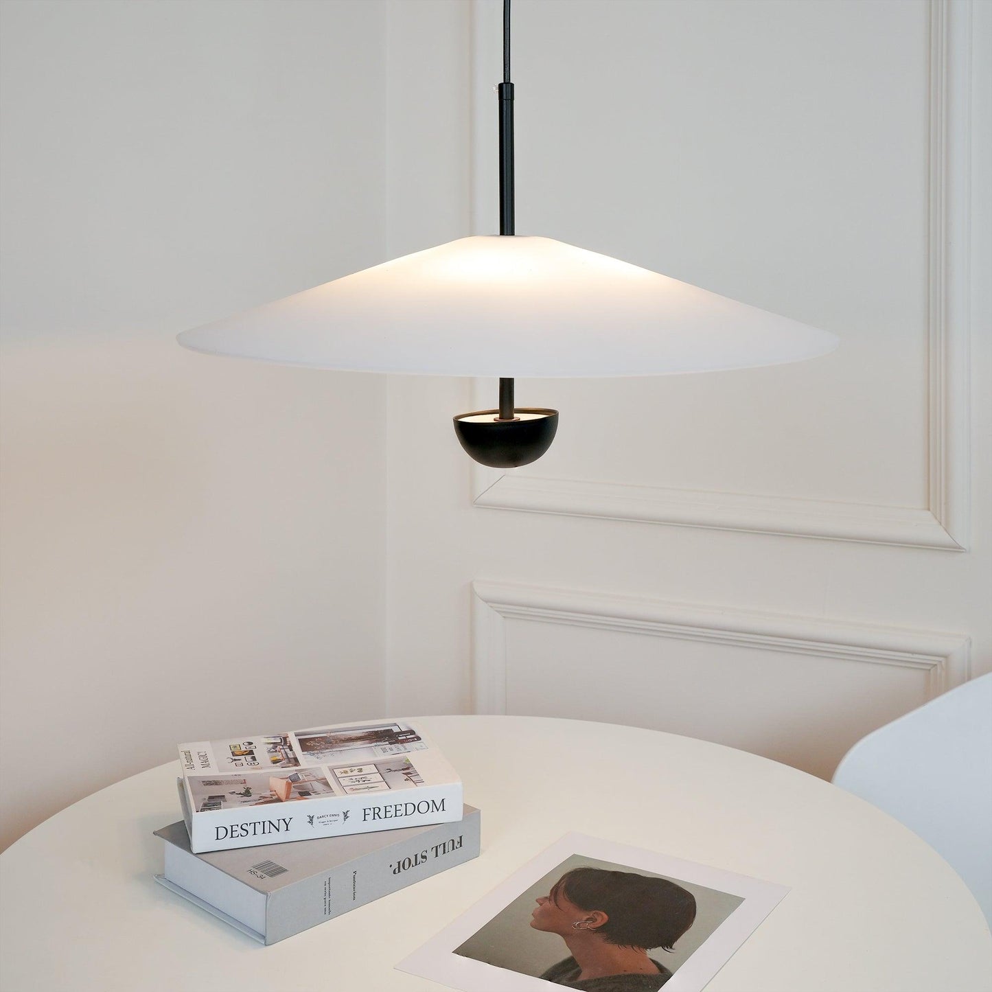 Modern vit pendellampa i minimalistisk design för kök och vardagsrum