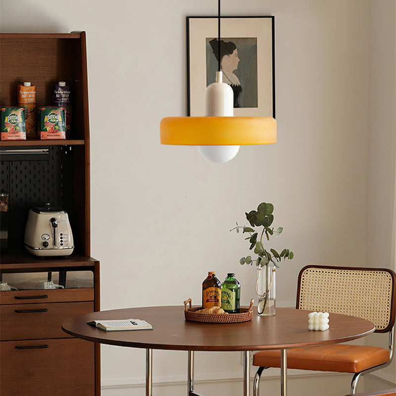 Pendellampa i färgat glas med cylinderform och justerbar höjd