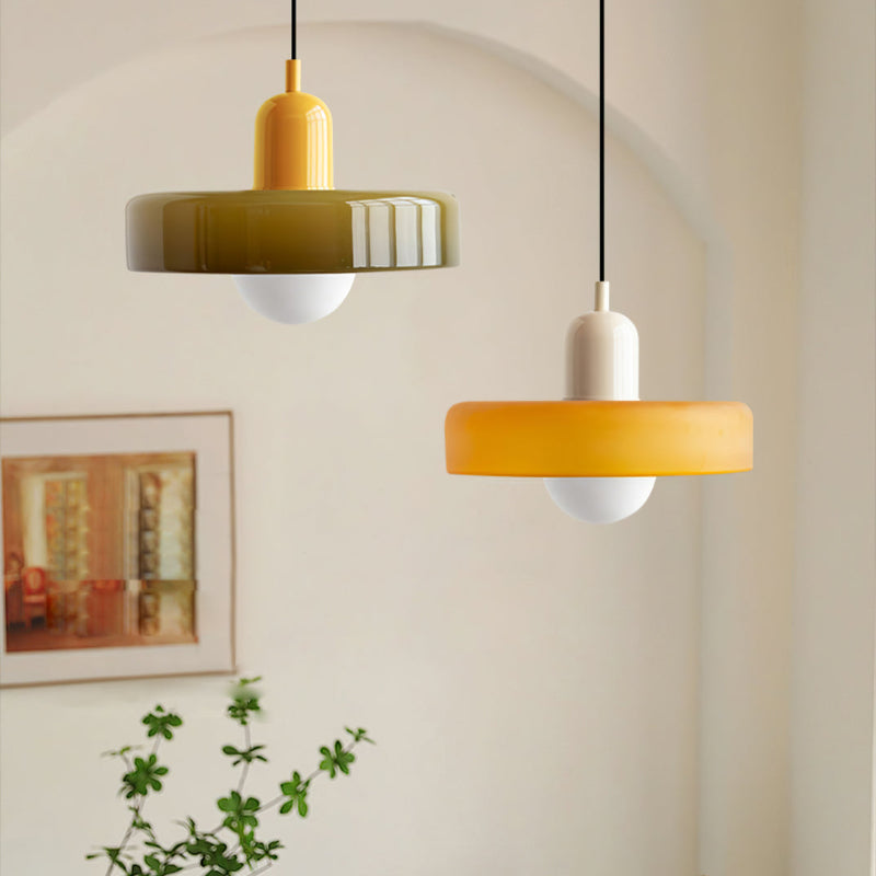 Pendellampa i färgat glas med cylinderform och justerbar höjd