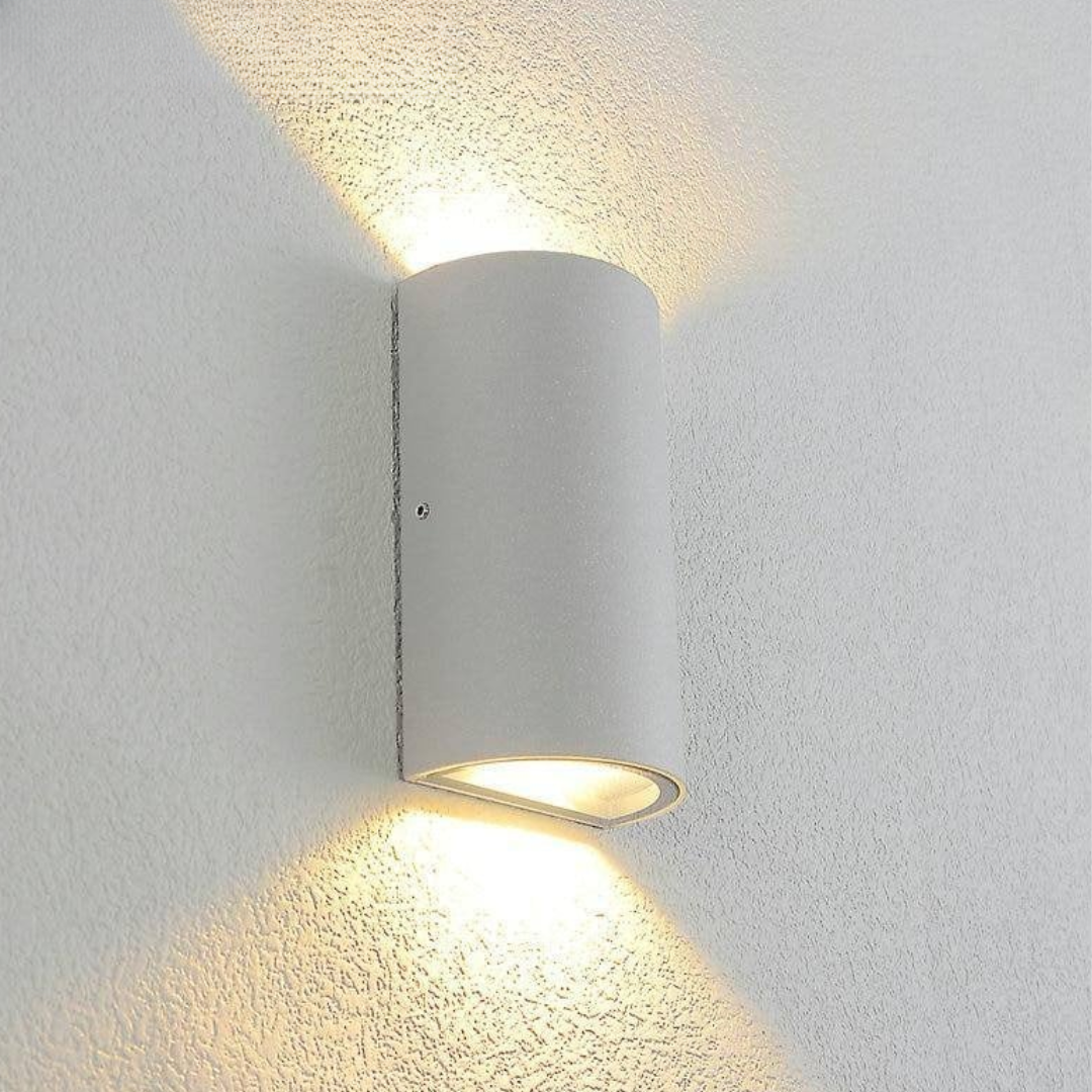 Modern utomhus vägglampa i aluminium med vattentålig konstruktion