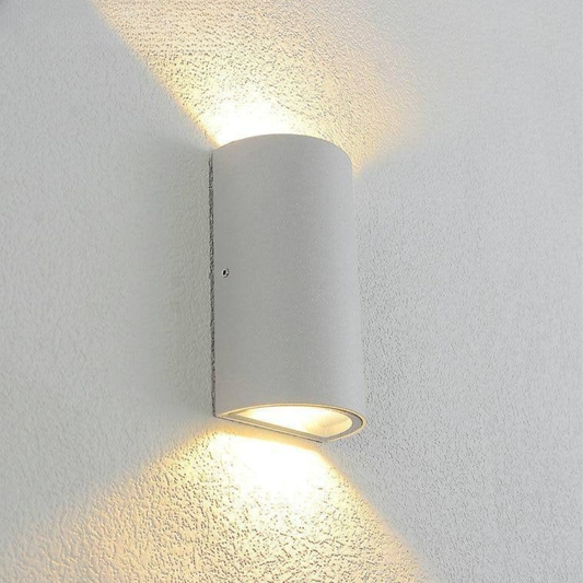 Modern utomhus vägglampa i aluminium med vattentålig konstruktion