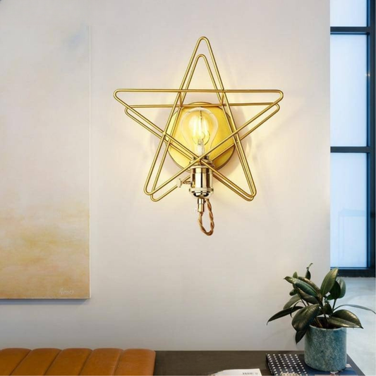 Modern vägglampa i guld med upp- och nedåtriktat ljus