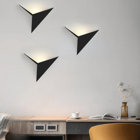 Triangelformad vägglampa i metall med integrerad LED-belysning