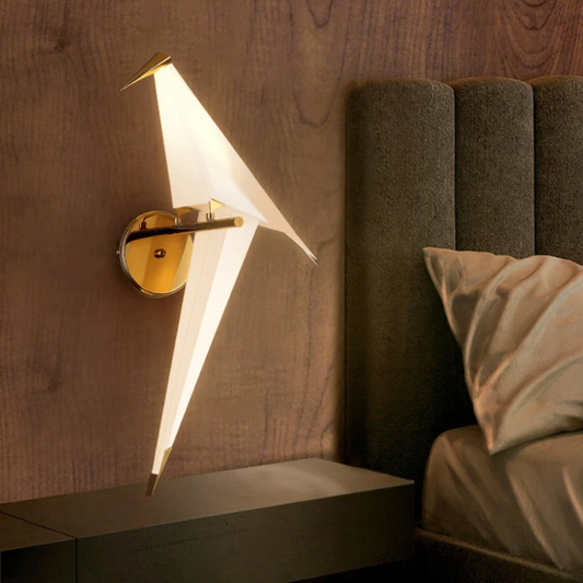 Vägglampa i metall med fågeldesign inspirerad av origami