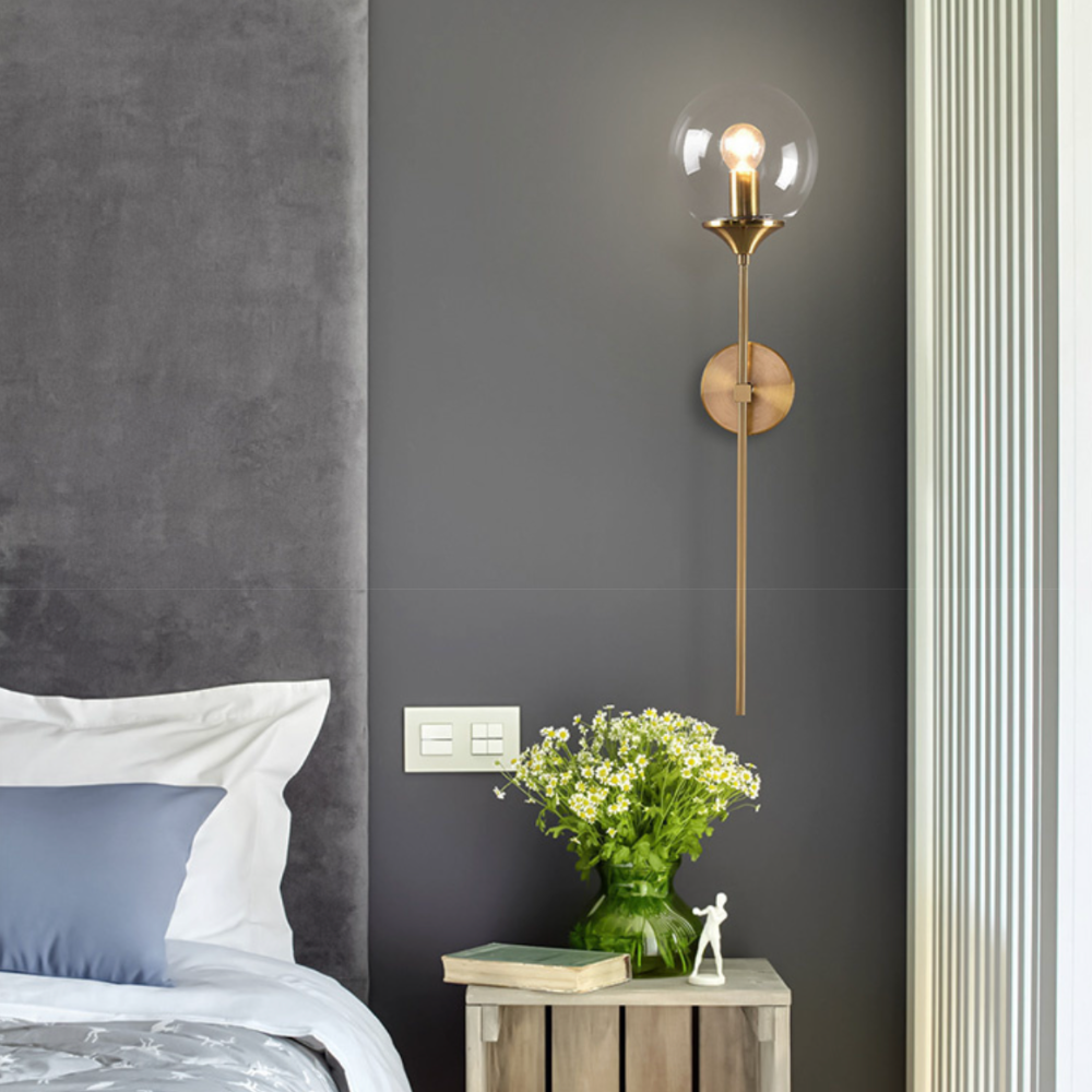 Vägglampa LED med gyllene arm och glaskupa för sovrum och vardagsrum