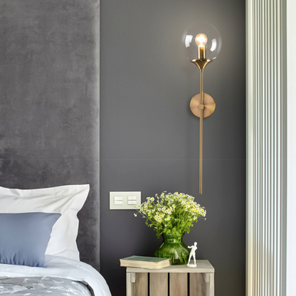 Vägglampa LED med gyllene arm och glaskupa för sovrum och vardagsrum