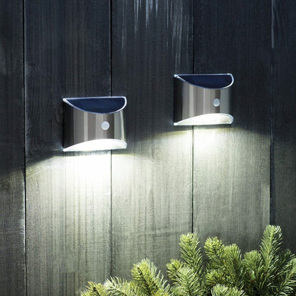 Liten vägglampa i metall – modern och kompakt design