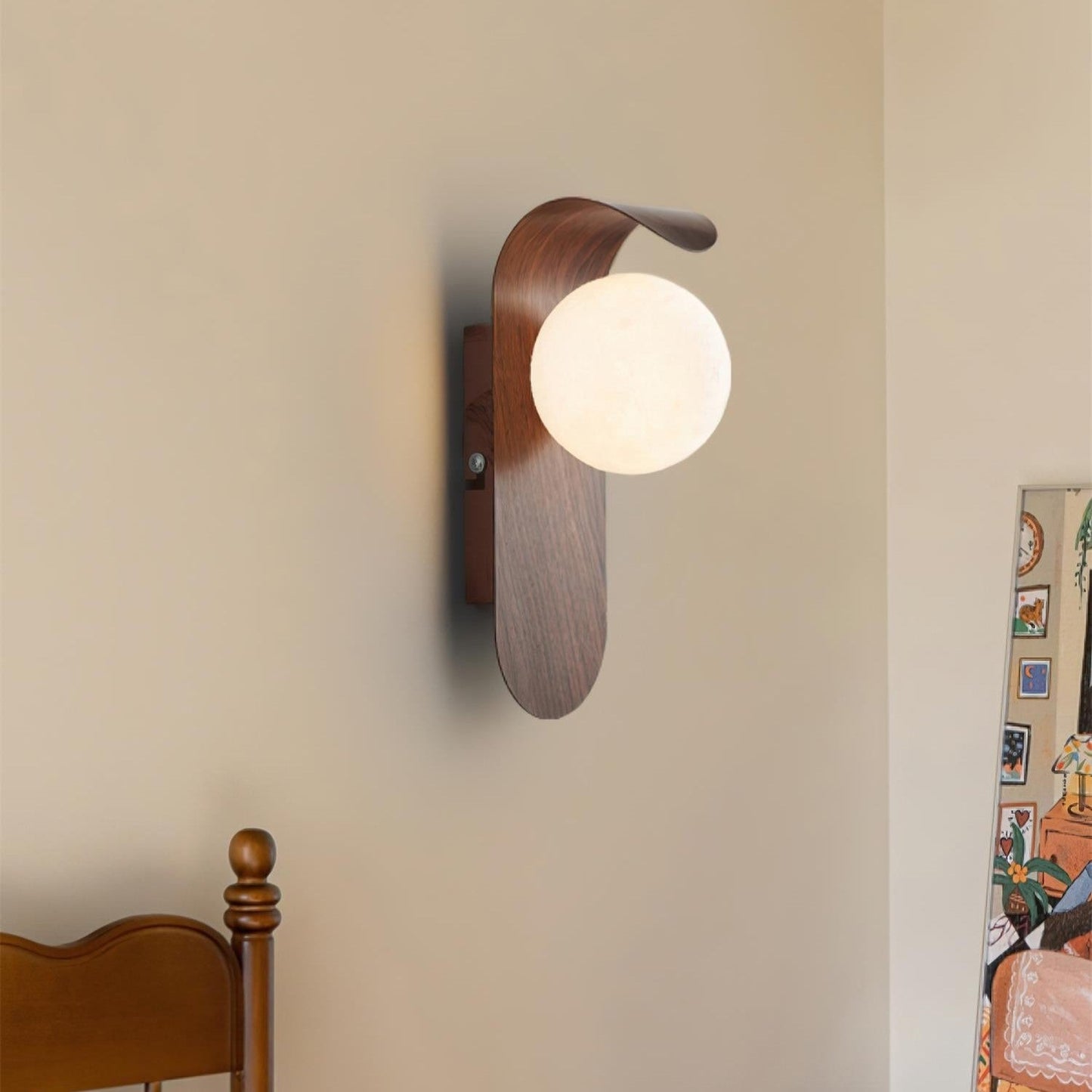 Nordisk vägglampa i trä och metall med glasglob för sovrum hall vardagsrum