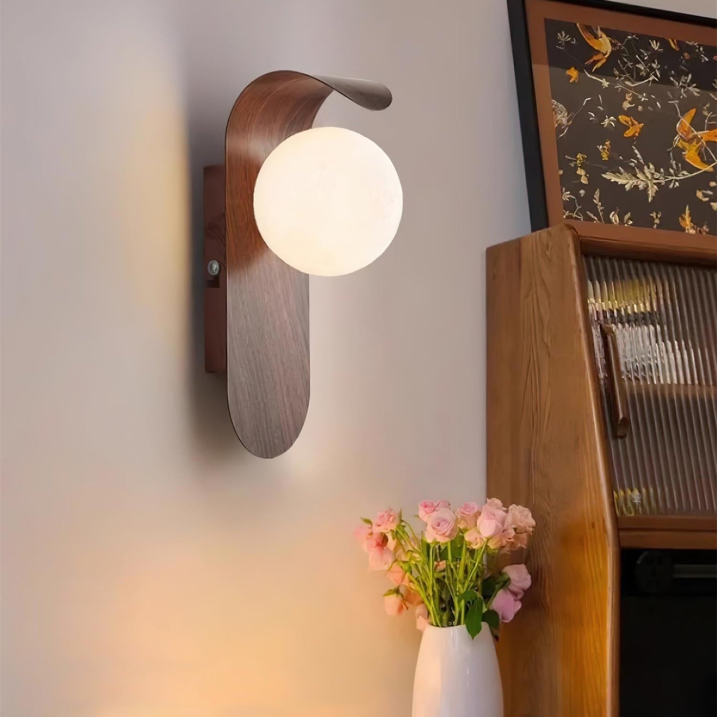 Nordisk vägglampa i trä och metall med glasglob för sovrum hall vardagsrum