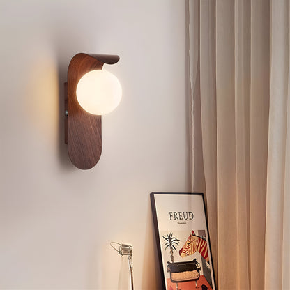 Nordisk vägglampa i trä och metall med glasglob för sovrum hall vardagsrum