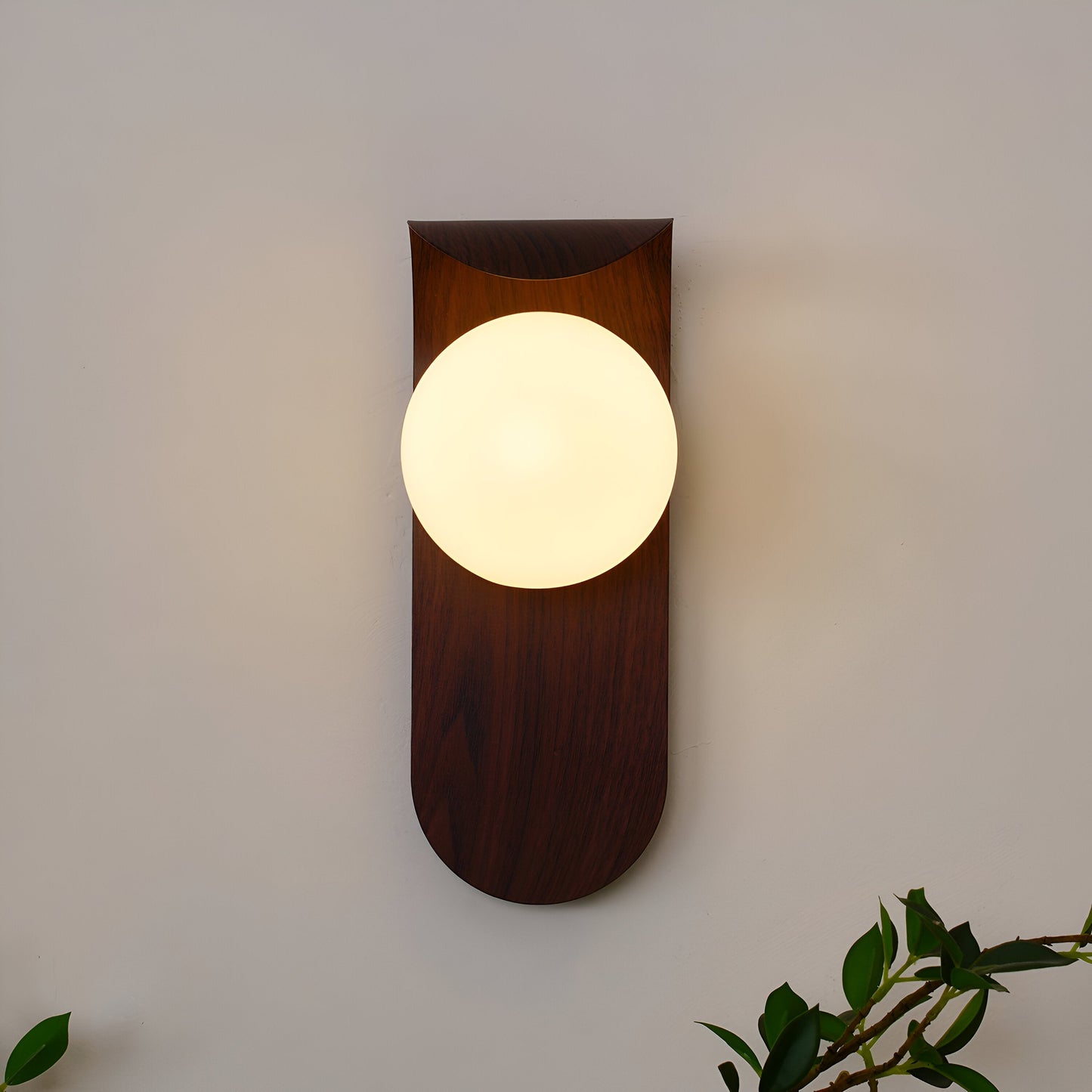 Nordisk vägglampa i trä och metall med glasglob för sovrum hall vardagsrum