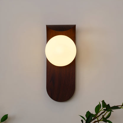 Nordisk vägglampa i trä och metall med glasglob för sovrum hall vardagsrum