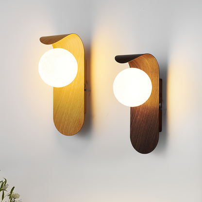 Nordisk vägglampa i trä och metall med glasglob för sovrum hall vardagsrum