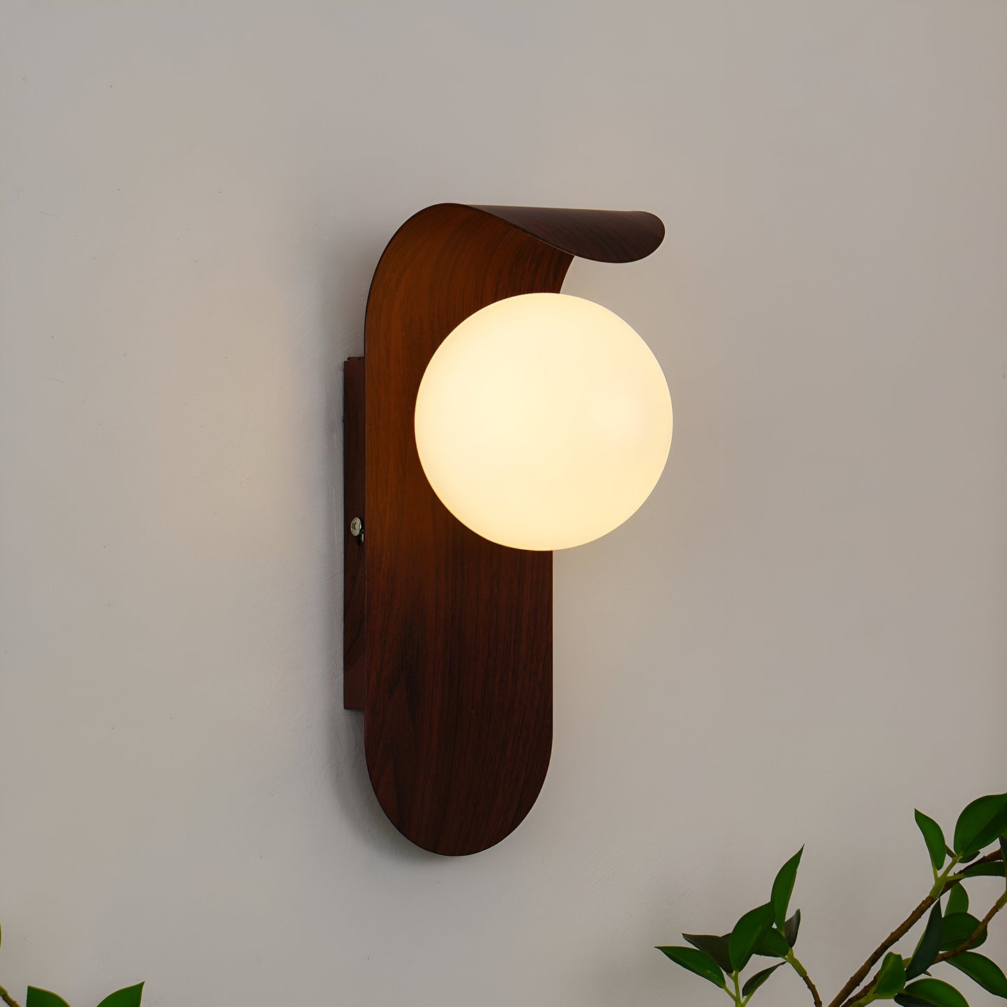 Nordisk vägglampa i trä och metall med glasglob för sovrum hall vardagsrum