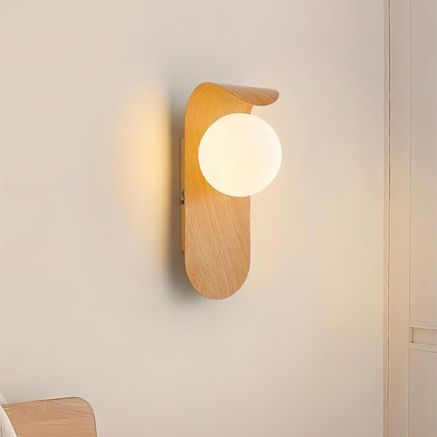 Nordisk vägglampa i trä och metall med glasglob för sovrum hall vardagsrum