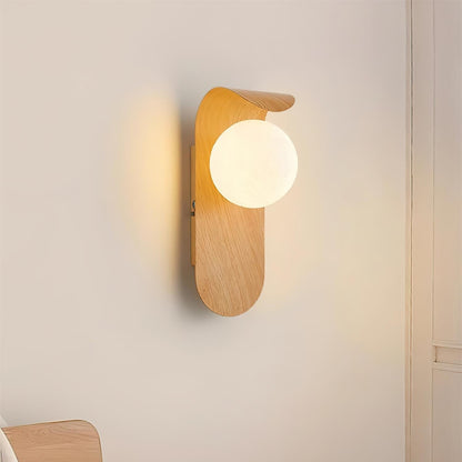 Nordisk vägglampa i trä och metall med glasglob för sovrum hall vardagsrum