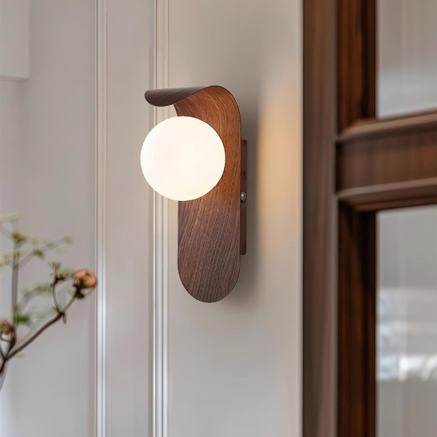 Nordisk vägglampa i trä och metall med glasglob för sovrum hall vardagsrum