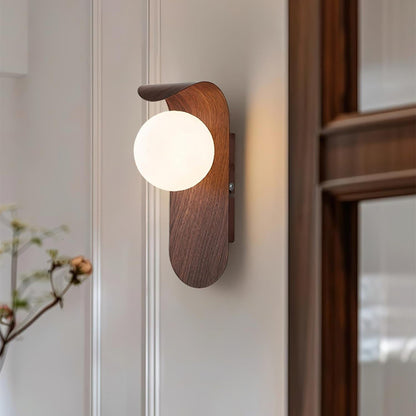 Nordisk vägglampa i trä och metall med glasglob för sovrum hall vardagsrum