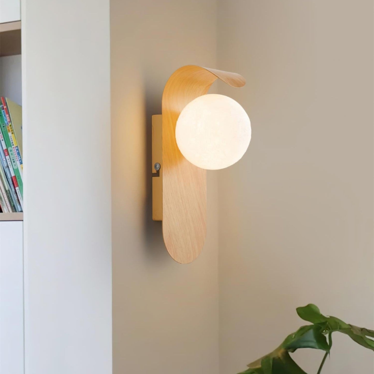 Nordisk vägglampa i trä och metall med glasglob för sovrum hall vardagsrum