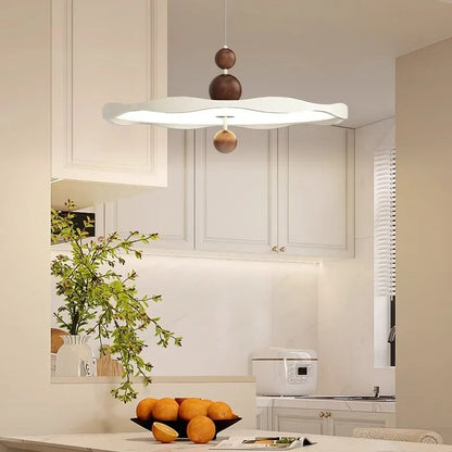 Fransk inspirerad aluminium taklampa med valnötsdetaljer
