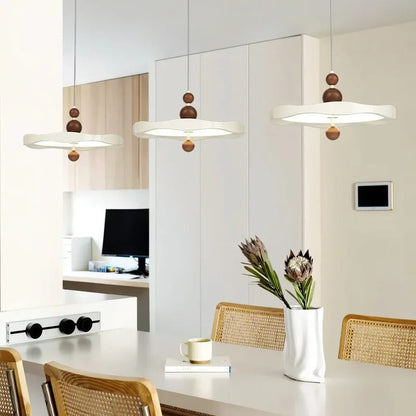 Fransk inspirerad aluminium taklampa med valnötsdetaljer