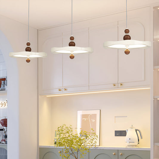 Fransk inspirerad aluminium taklampa med valnötsdetaljer