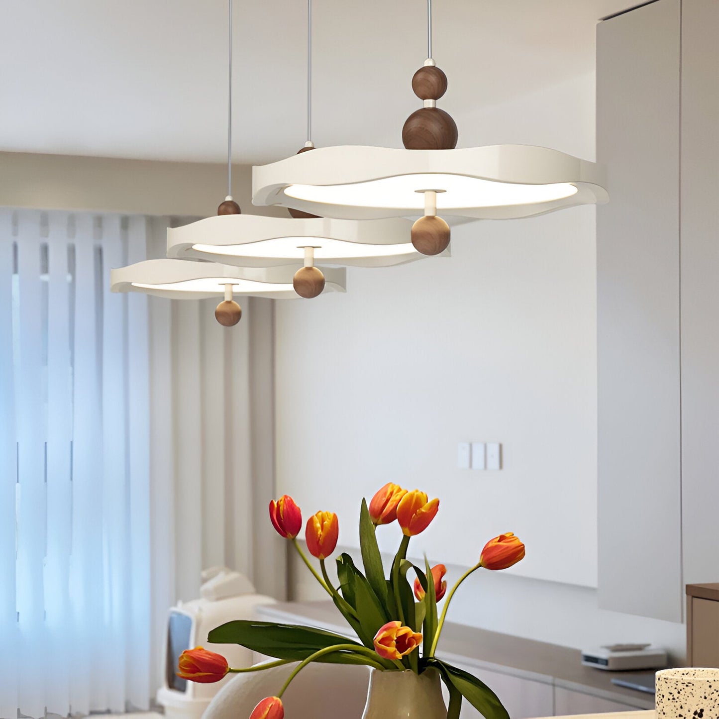 Fransk inspirerad aluminium taklampa med valnötsdetaljer