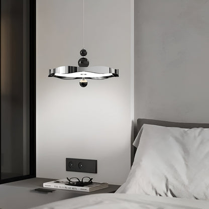 Fransk inspirerad aluminium taklampa med valnötsdetaljer
