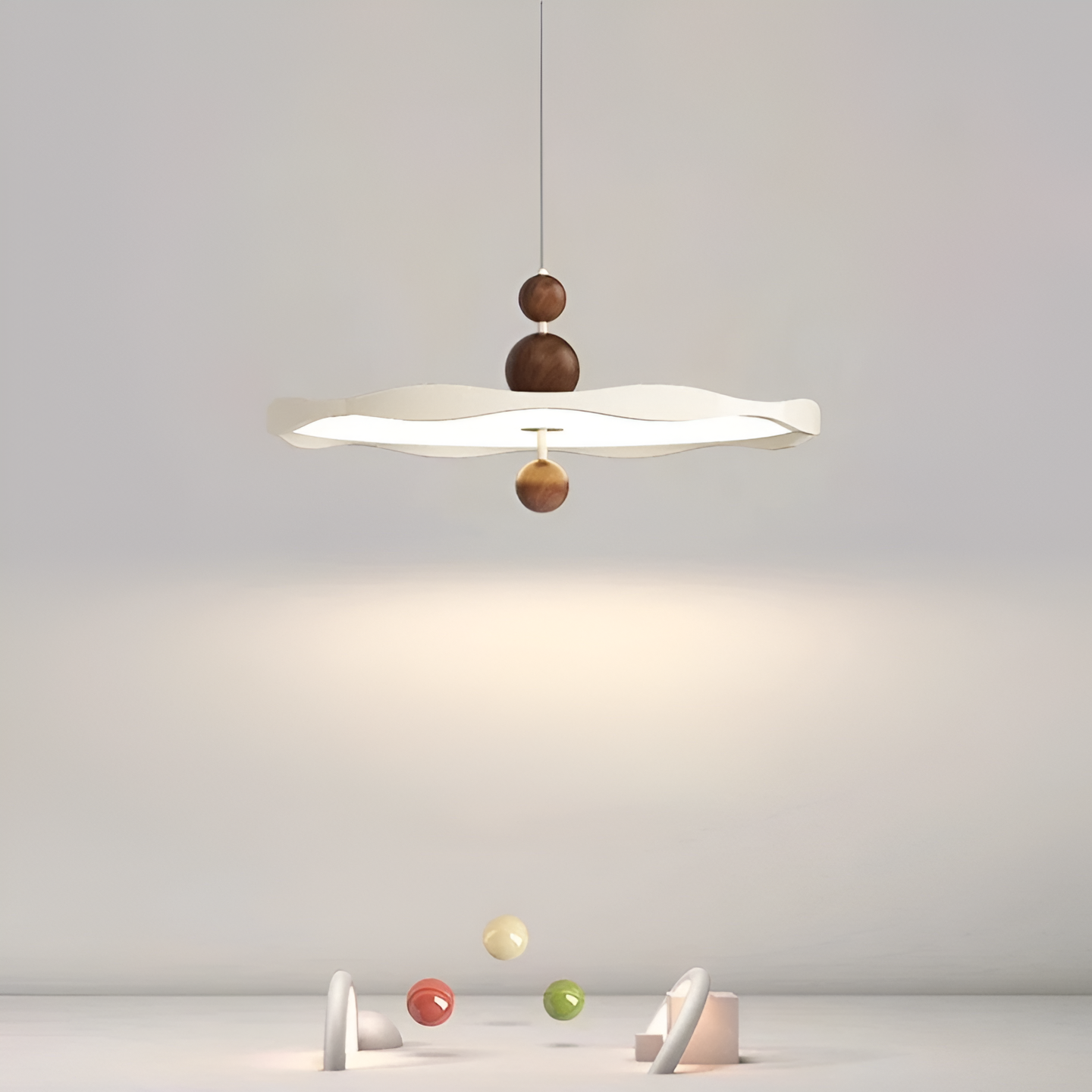 Fransk inspirerad aluminium taklampa med valnötsdetaljer