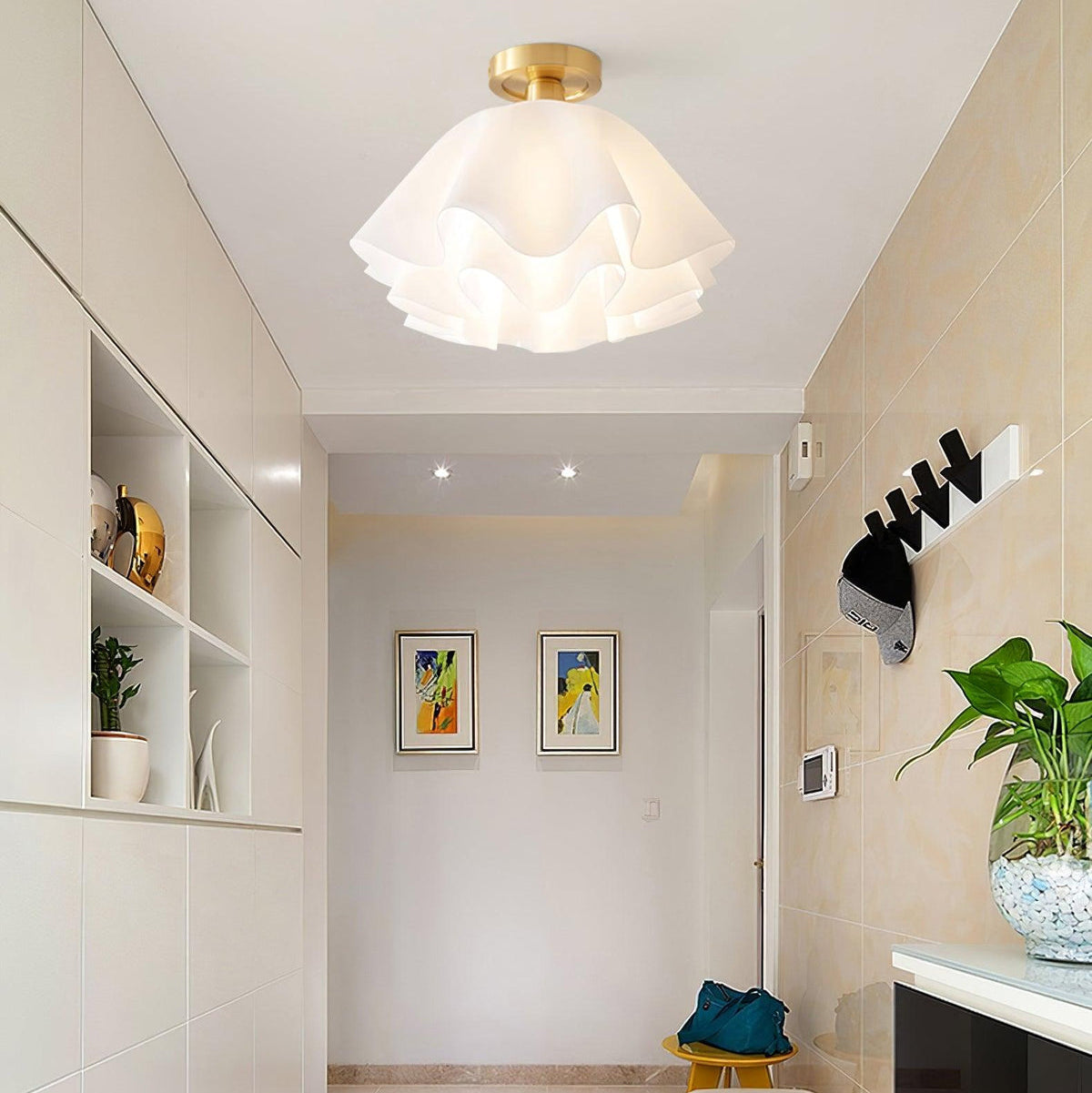 Plisserad taklampa i mässing och vit akryl – modern plafond för vardagsrum, sovrum och matsal