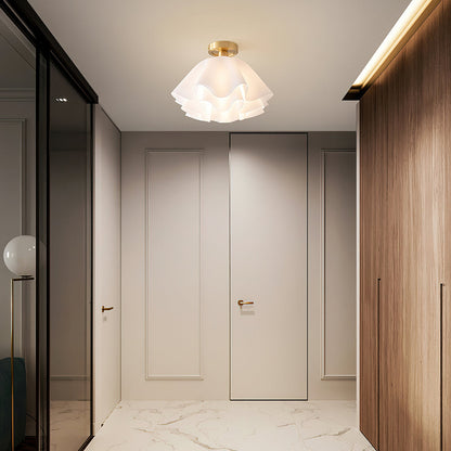 Plisserad taklampa i mässing och vit akryl – modern plafond för vardagsrum, sovrum och matsal