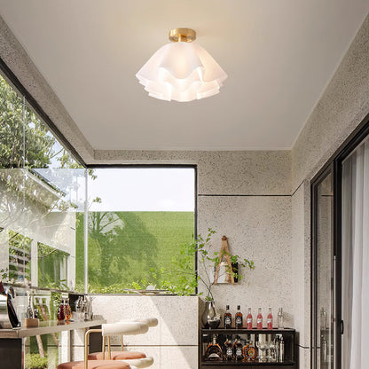 Plisserad taklampa i mässing och vit akryl – modern plafond för vardagsrum, sovrum och matsal