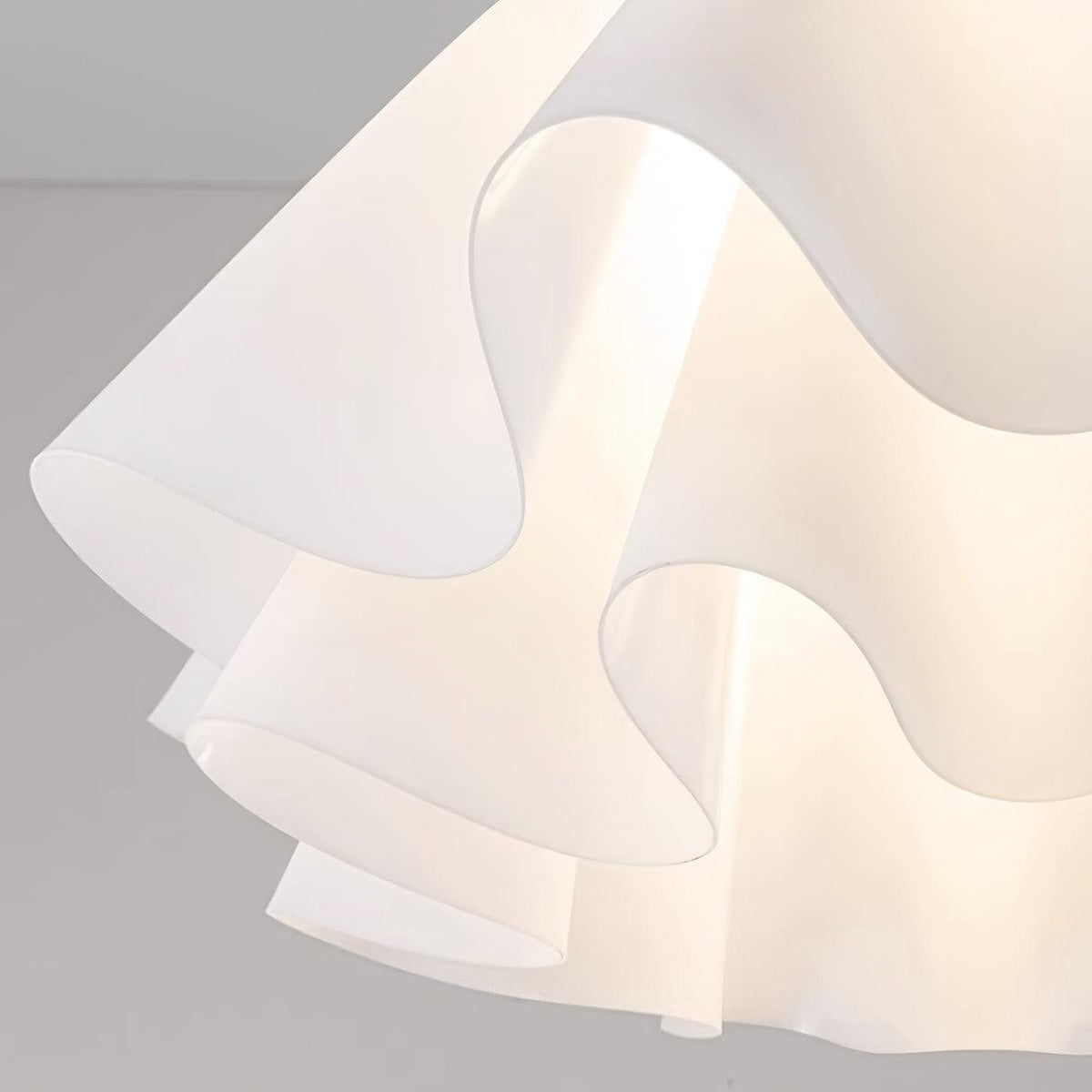 Plisserad taklampa i mässing och vit akryl – modern plafond för vardagsrum, sovrum och matsal