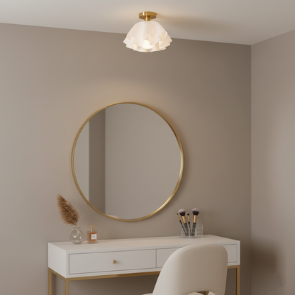 Plisserad taklampa i mässing och vit akryl – modern plafond för vardagsrum, sovrum och matsal