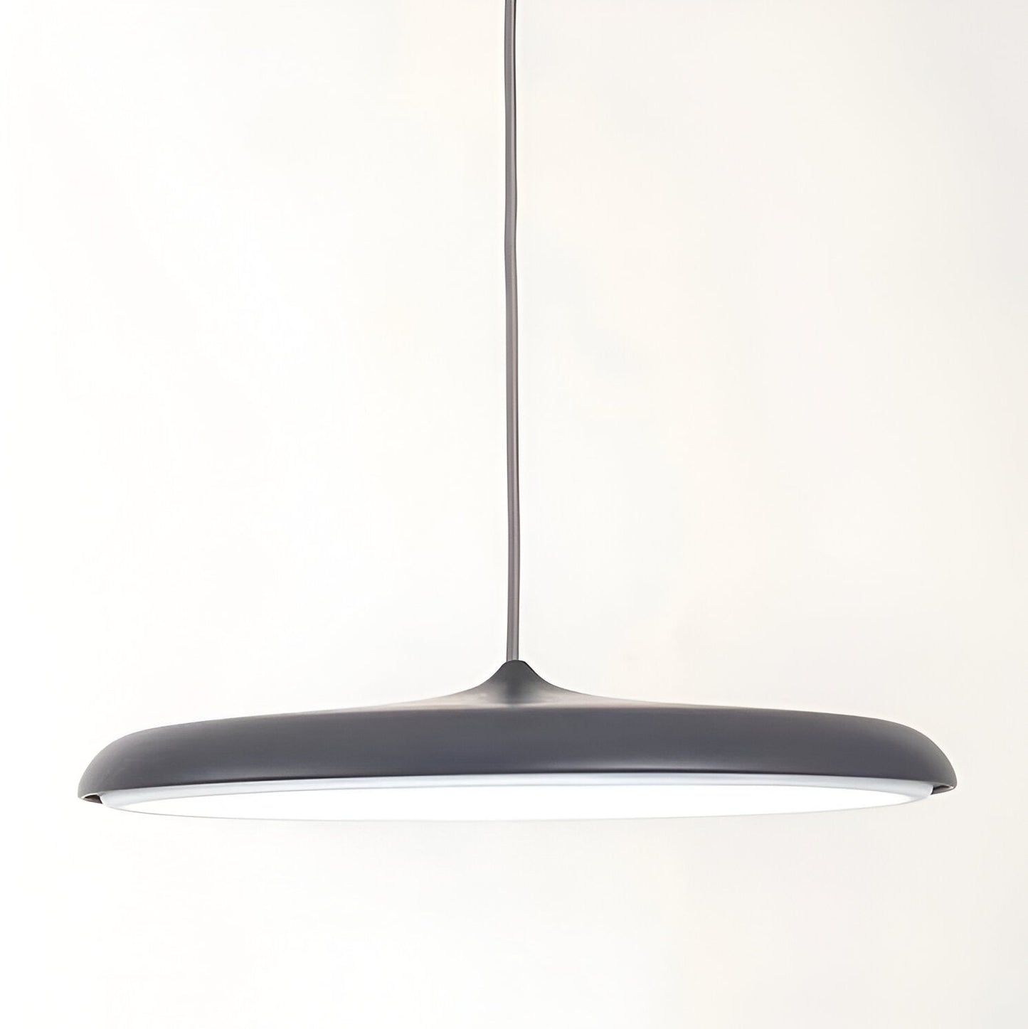 Modern pendellampa i metall med UFO-inspirerad design för matsal kök bar