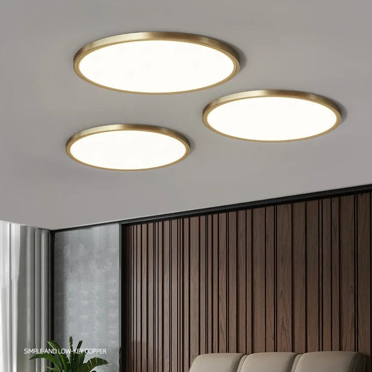 Tunn taklampa i koppar med modern och minimalistisk design