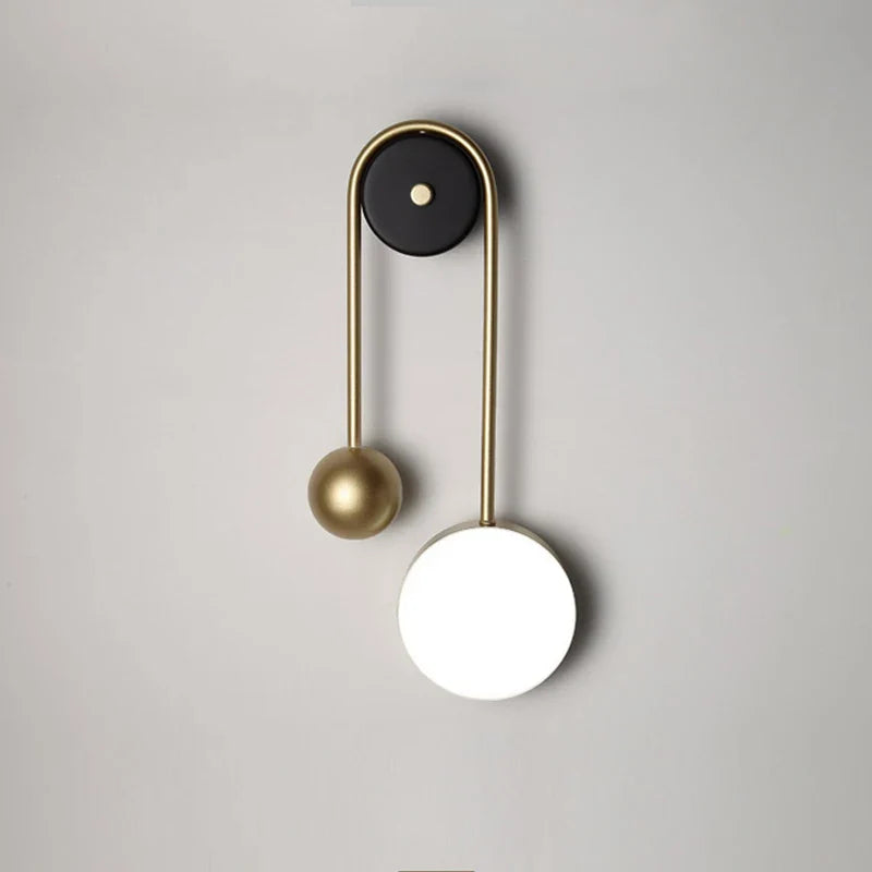 Golden LED vägglampa – modern belysning för sovrum, vardagsrum och hotellmiljö