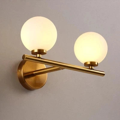 Vägglampa i modern vintage-stil med justerbar arm – i elegant guld
