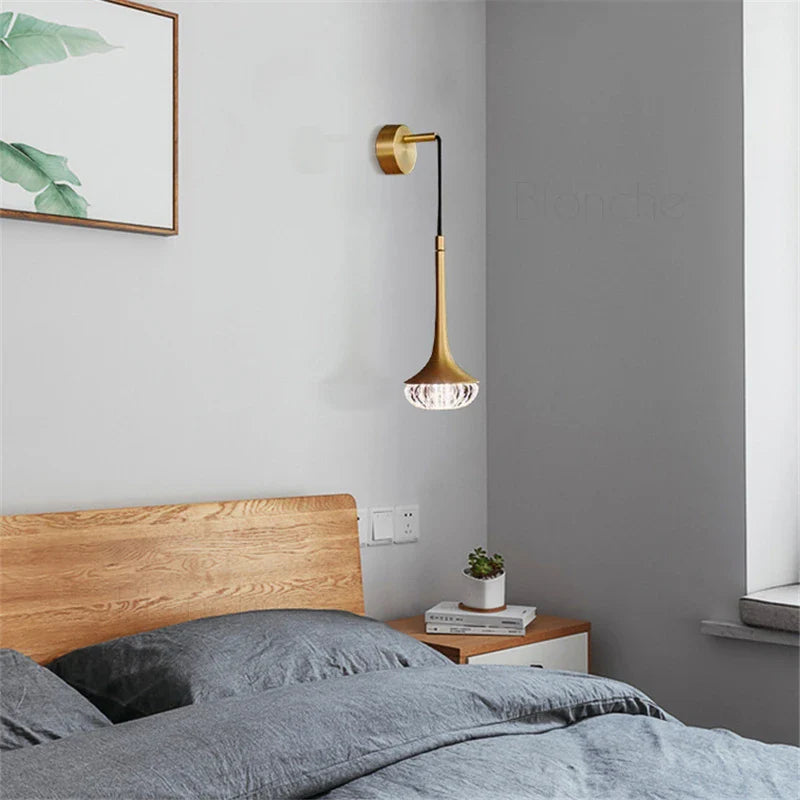 Modern vägglampa i guld med kristall och LED för sovrum och vardagsrum