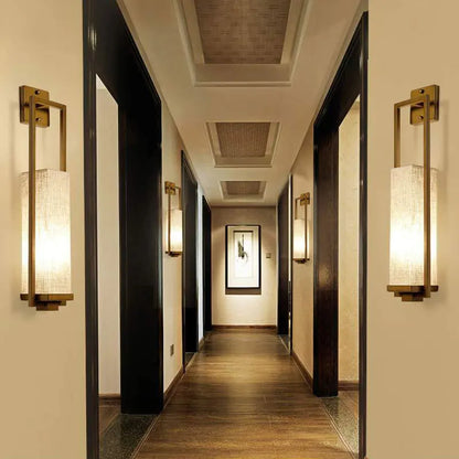 Elegant vägglampa i brons med tygskärm